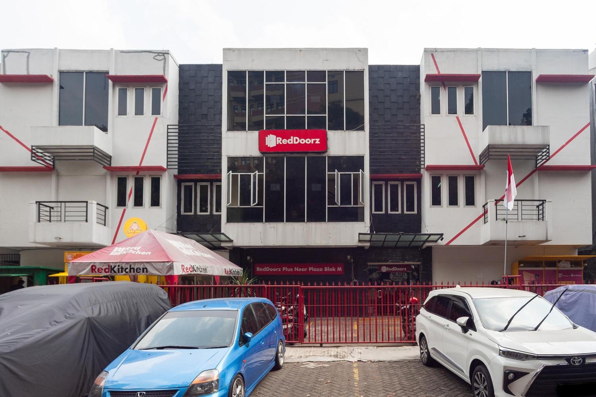 Reddoorz Plus Near Plaza Blok M Jakarta Ngoại thất bức ảnh
