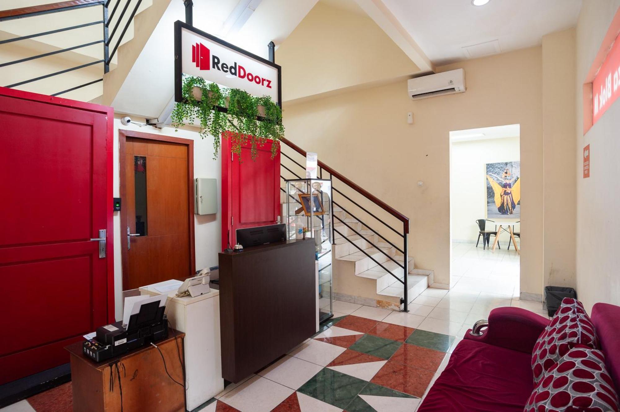 Reddoorz Plus Near Plaza Blok M Jakarta Ngoại thất bức ảnh