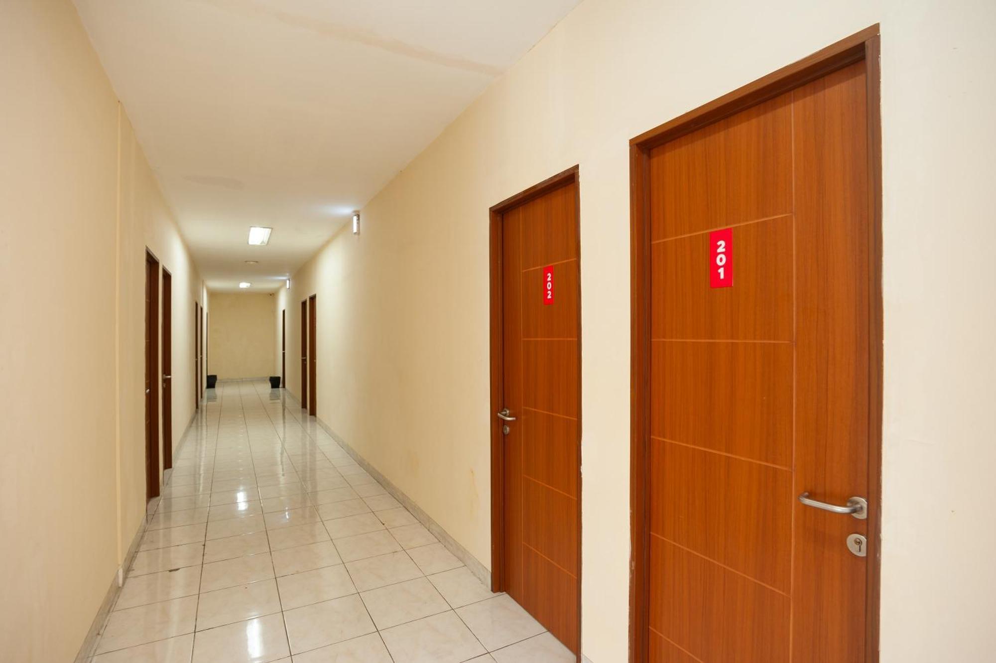 Reddoorz Plus Near Plaza Blok M Jakarta Ngoại thất bức ảnh