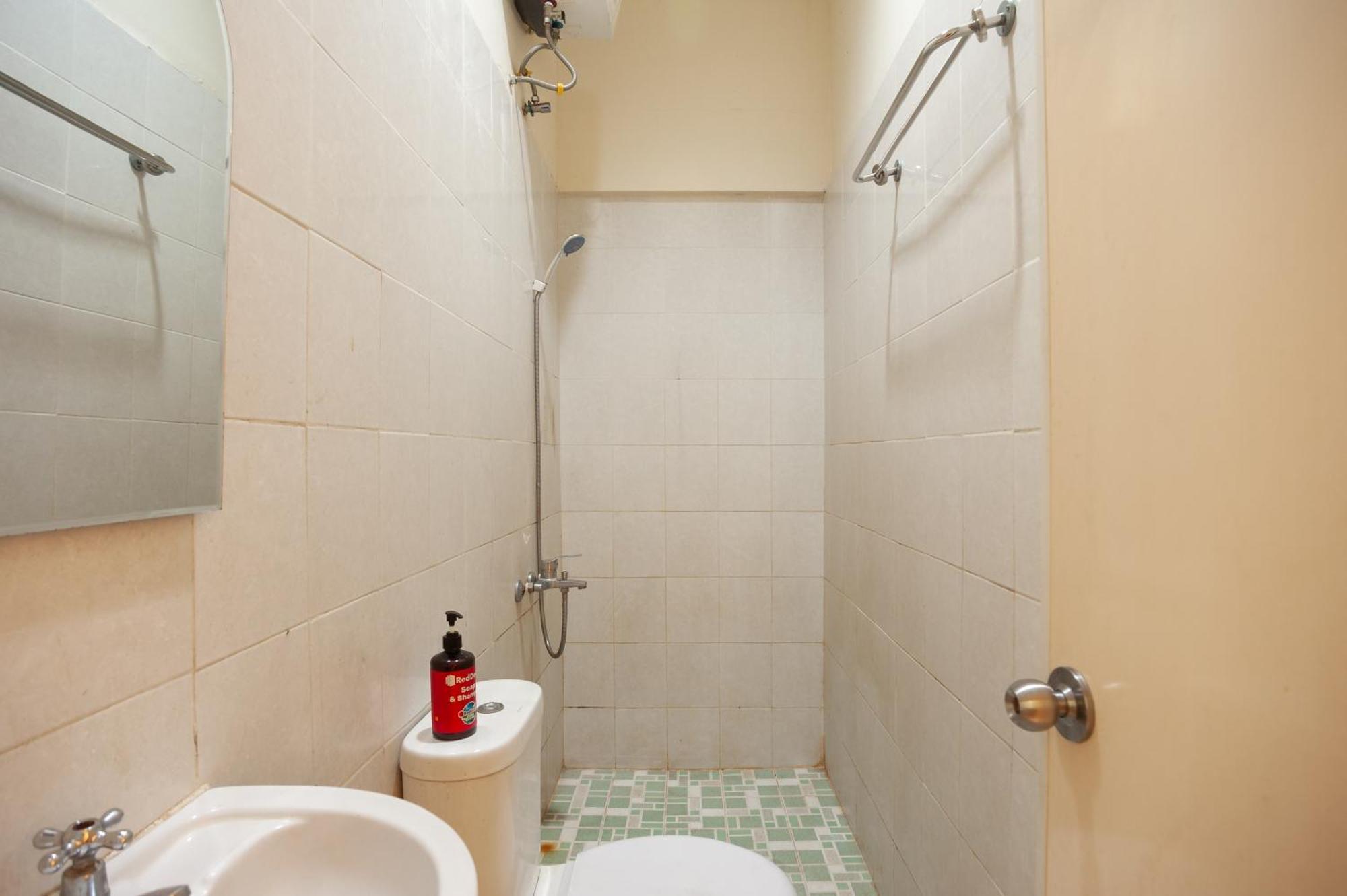 Reddoorz Plus Near Plaza Blok M Jakarta Ngoại thất bức ảnh