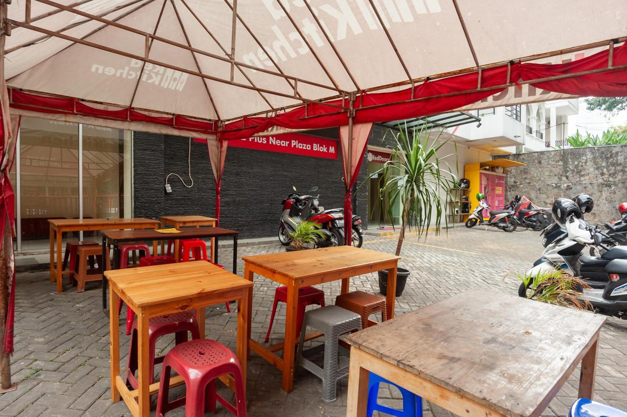 Reddoorz Plus Near Plaza Blok M Jakarta Ngoại thất bức ảnh